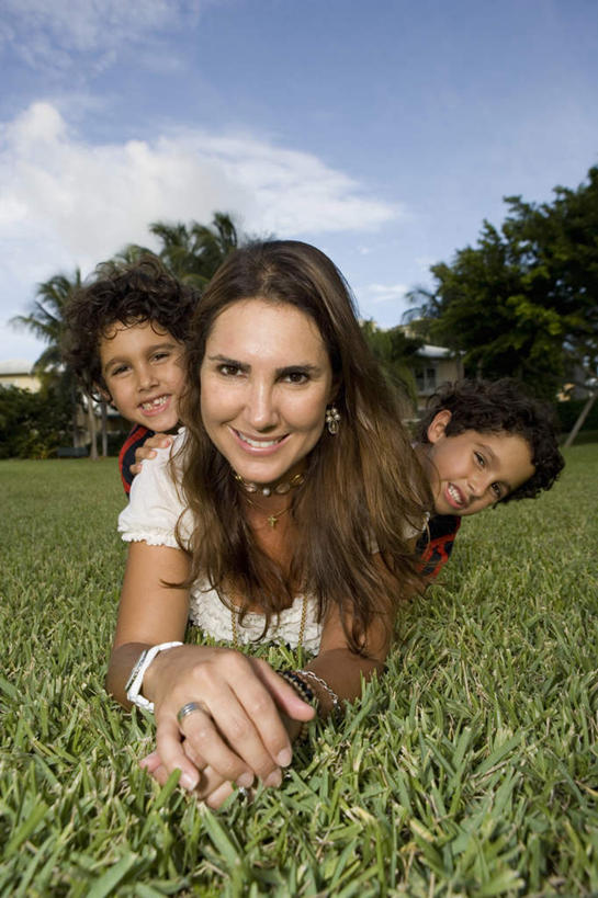 西方人,儿童,中年人,三个人,家庭,母亲,儿子,笑,微笑,露齿笑,竖图,室外,白天,正面,纯洁,草地,草坪,植物,欧洲,欧洲人,阴影,服装,光线,影子,云,云朵,云彩,注视,休闲装,装饰品,草,树,树木,小孩,衣服,蓝色,绿色,白云,蓝天,天空,阳光,自然,饰品,手链,首饰,天,观察,看,趴着,休闲,温暖,温馨,母子,一家人,休闲服,可爱,母爱,童年,童趣,服饰,手镯,生长,晴朗,成长,观看,和睦,察看,关注,镯子,童真,烂漫,无邪,天真,男孩,女人,女性,中年女性,白种人,孩子,晴空,趴,彩图,全身,融洽,男生