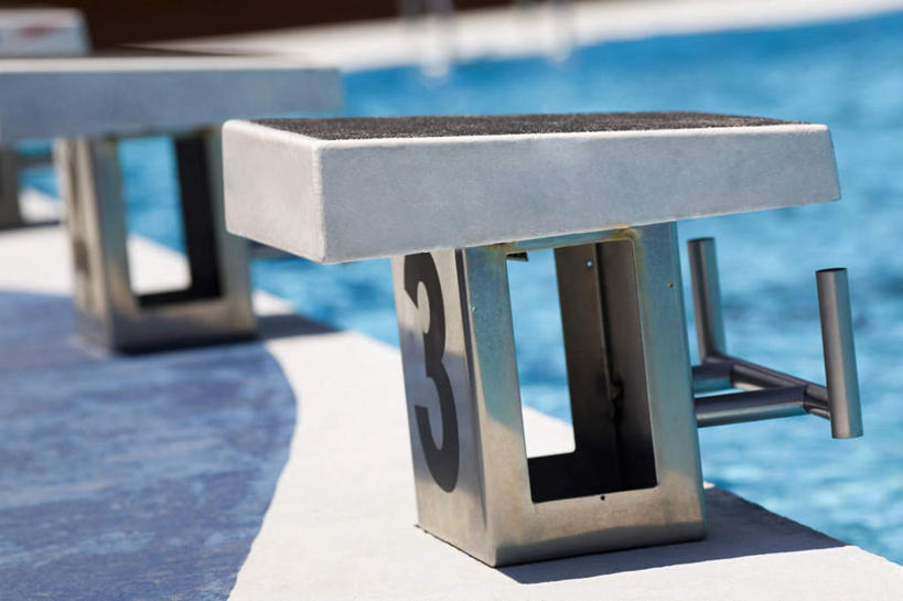 无人,体育馆,游泳池,横图,室外,白天,正面,水,一排,阴影,朦胧,模糊,整齐,光线,标志,数字,文字,影子,字符,水池,水面,标识,运动器械,泳池,排列,阳光,健身器械,阿拉伯数字,游泳馆,队列,跳板,健身器材,彩图,助跳板,运动器材