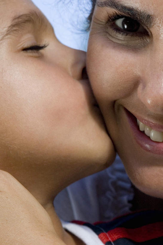 西方人,儿童,中年人,脸,头,眼睛,脸颊,眉毛,睫毛,两个人,家庭,母亲,儿子,笑,吻,微笑,露齿笑,竖图,室外,特写,白天,正面,纯洁,欧洲,欧洲人,瞳孔,阴影,服装,光线,影子,注视,休闲装,小孩,衣服,蓝色,蓝天,天空,阳光,天,观察,看,休闲,温暖,温馨,母子,一家人,休闲服,可爱,母爱,童年,童趣,眼部,服饰,晴朗,观看,和睦,察看,关注,童真,烂漫,无邪,万里无云,天真,男孩,女人,女性,中年女性,白种人,孩子,头部,睫,脸部,脸蛋,眉,面部,眼,眼睫毛,眼眉,晴空,晴空万里,亲,亲吻,半身,彩图,融洽,眼眉毛,男生