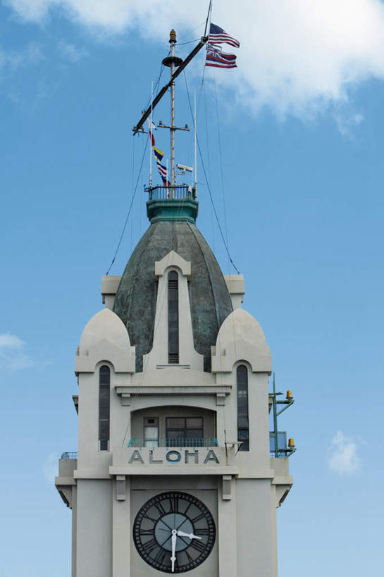 无人,竖图,室外,白天,仰视,旅游,度假,岛屿,标志建筑,城市,地标,建筑,旗帜,国旗,夏威夷,美国,阴影,时间,光线,时钟,影子,云,云朵,计时,云彩,娱乐,建设,星条旗,蓝色,白云,蓝天,天空,阳光,钟表,天,享受,休闲,表,旅游胜地,放松,美国国旗,晴朗,北美,北美洲,美洲,瓦胡岛,欧胡岛,火奴鲁鲁,首府,欧湖岛,夏威夷州,爱洛哈之州,北亚美利加洲,亚美利加洲,塔钟,聚集之岛,檀香山市,旗,钟,列岛,群岛,诸岛,晴空,彩图,低角度拍摄,美利坚合众国国旗,阿洛哈塔,檀香山