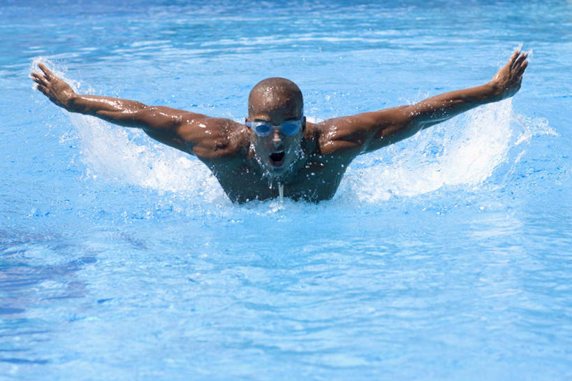 游泳,西方人,一个人,体育馆,游泳池,伸展双臂,横图,室外,白天,正面,锻炼,旅游,度假,运动,水,欧洲,欧洲人,仅一个男性,仅一个人,仅一个中年男性,飞溅,溅,眼镜,液体,泳镜,水池,水滴,水面,注视,娱乐,泳池,水珠,游泳眼镜,观察,看,张嘴,享受,休闲,放松,观看,察看,游泳馆,关注,喷洒,室外运动,户外运动,张大嘴巴,泅水,拍浮,男人,男性,中年男性,白种人,张开嘴,敞开双臂,伸开双臂,展开双肩,张开手臂,张开双臂,彩图,全身,健身