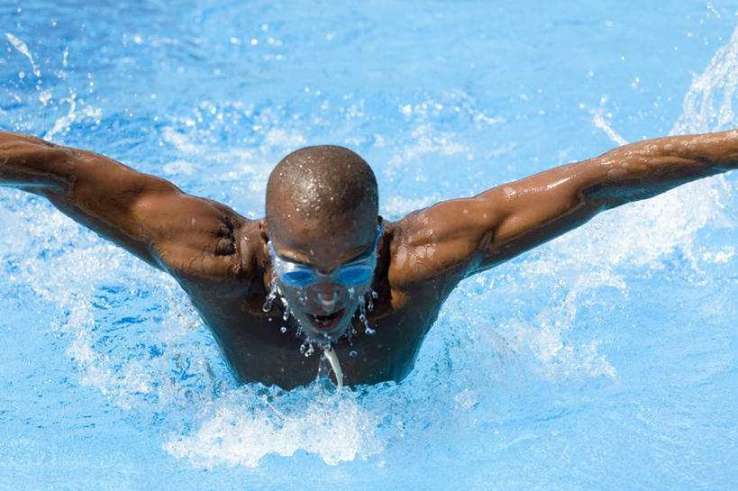 游泳,西方人,一个人,体育馆,游泳池,伸展双臂,横图,室外,白天,正面,锻炼,旅游,度假,运动,水,欧洲,欧洲人,仅一个男性,仅一个人,仅一个中年男性,飞溅,溅,眼镜,液体,泳镜,水池,水滴,水面,注视,娱乐,泳池,水珠,游泳眼镜,观察,看,张嘴,享受,休闲,放松,观看,察看,游泳馆,关注,喷洒,室外运动,户外运动,张大嘴巴,泅水,拍浮,男人,男性,中年男性,白种人,张开嘴,敞开双臂,伸开双臂,展开双肩,张开手臂,张开双臂,半身,彩图,健身