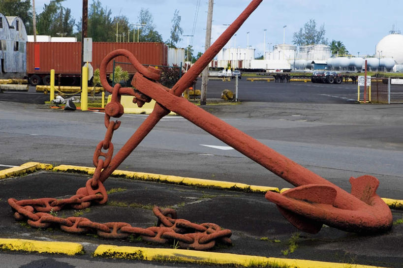 无人,码头,横图,室外,白天,正面,植物,港口,金属制品,阴影,光线,金属,影子,集装箱,货柜,树,树木,蓝色,绿色,蓝天,天空,阳光,自然,箱子,天,运输,生长,晴朗,成长,物流,万里无云,晴空,晴空万里,彩图,摆渡口,埠头,渡口,渡头,港湾,海港,货运码头,口岸,商港