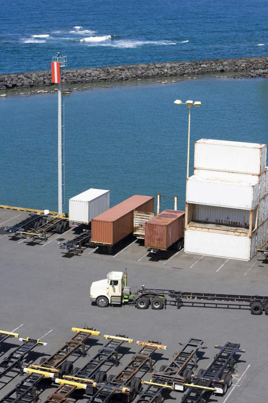 无人,码头,竖图,俯视,航拍,室外,白天,海浪,海洋,港口,卡车,路灯,照明,一排,许多,阴影,整齐,并列,并排,光线,影子,浪花,云,云朵,灯光,集装箱,很多,云彩,货柜,灯,排列,蓝色,白云,蓝天,天空,阳光,海水,箱子,天,运输,集装箱车,晴朗,货车,照亮,照明设备,鸟瞰,队列,平行,海景,货运车,物流,大海,风浪,海,海水的波动,近岸浪,涌浪,晴空,载重汽车,彩图,高角度拍摄,摆渡口,埠头,渡口,渡头,港湾,海港,货运码头,口岸,商港