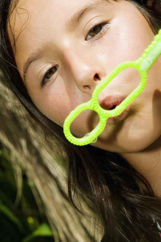 西方人,儿童,脸,头,脸颊,头发,一个人,竖图,室外,特写,白天,正面,游戏,纯洁,玩具,欧洲,欧洲人,仅一个女性,仅一个人,阴影,光线,影子,玩,注视,娱乐,小孩,黑色,阳光,泡泡,吹,观察,看,仅一个小孩,休闲,可爱,童年,童趣,益智,观看,活动,察看,发泄,关注,消遣,智力,泡泡机,童真,烂漫,无邪,宣泄,天真,女孩,女人,女性,白种人,孩子,头部,长发,直发,脸部,脸蛋,面部,玩耍,嬉戏,半身,彩图,女生