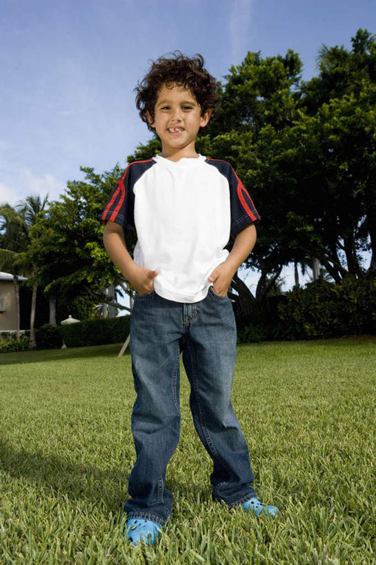 西方人,儿童,一个人,站,竖图,室外,白天,正面,纯洁,草地,草坪,植物,欧洲,欧洲人,仅一个男性,仅一个人,阴影,服装,裤子,光线,影子,云,云朵,云彩,注视,牛仔裤,休闲装,草,树,树木,小孩,衣服,蓝色,绿色,白云,蓝天,天空,阳光,自然,天,观察,看,站着,仅一个小孩,休闲,休闲服,可爱,童年,童趣,服饰,生长,晴朗,成长,观看,察看,双手插袋,关注,手插袋,童真,烂漫,无邪,双手抄兜,双手放兜,天真,男孩,男人,男性,白种人,孩子,晴空,插兜,两手抄兜,两手放兜,手插兜,手放口袋,站立,彩图,全身,男生,手抄兜