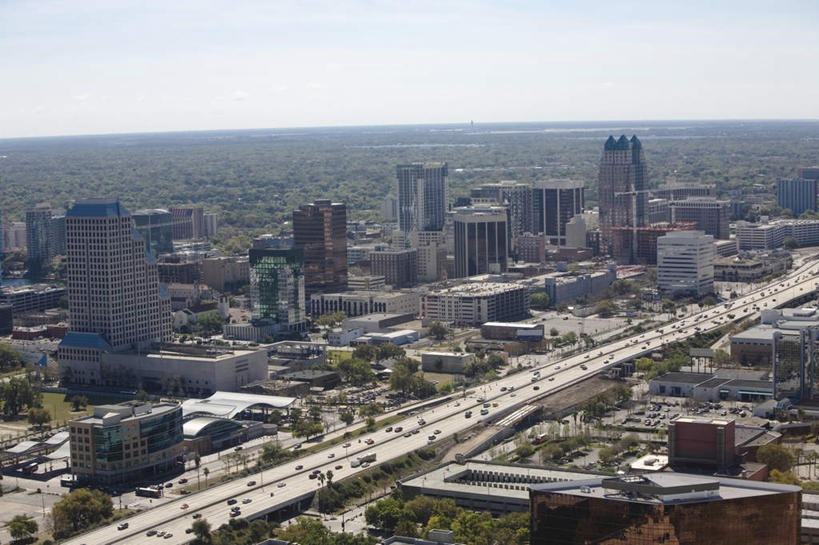 无人,家,高楼大厦,横图,俯视,航拍,室外,白天,度假,办公楼,美景,植物,城市风光,城市,大厦,道路,建筑,路,摩天大楼,写字楼,公路,美国,阴影,光线,影子,房屋,屋子,地平线,景观,公寓,辽阔,地面,交通,娱乐,洋房,楼房,住宅,树,树木,蓝色,绿色,蓝天,天空,阳光,自然,楼宇,天,享受,休闲,广阔,商务楼,景色,放松,生长,晴朗,成长,一望无际,北美,北美洲,鸟瞰,延伸,美洲,佛罗里达,奥兰多,佛罗里达州,佛州,阳光州,万里无云,天地相交,北亚美利加洲,亚美利加洲,无边无际,一马平川,奥兰多市,晴空,晴空万里,马路,彩图,高角度拍摄,房子,大楼,高层建筑,高楼,摩天楼