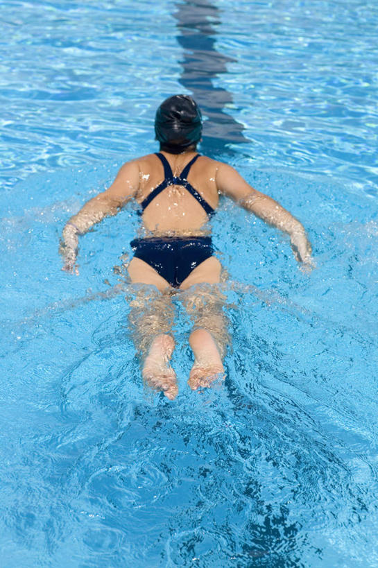 游泳,西方人,一个人,运动员,体育馆,游泳池,伸展双臂,竖图,俯视,室外,白天,泳装,锻炼,旅游,度假,运动,水,欧洲,欧洲人,仅一个年轻女性,仅一个女性,仅一个人,水池,水面,分界线,娱乐,泳池,享受,休闲,放松,游泳馆,室外运动,户外运动,泳道线,分道线,连体泳衣,泅水,拍浮,泳池分割线,年轻女性,女人,女性,白种人,体育运动员,运动选手,敞开双臂,伸开双臂,展开双肩,张开手臂,张开双臂,彩图,高角度拍摄,全身,泳衣,健身