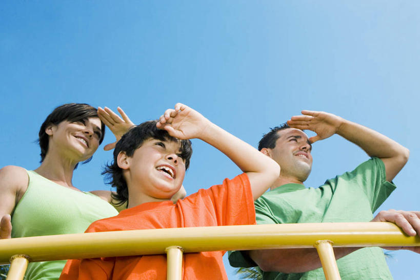 西方人,儿童,中年人,三个人,家庭,夫妻,母亲,父亲,儿子,栏杆,站,举,笑,微笑,露齿笑,横图,室外,白天,仰视,爱情,游戏,纯洁,玩具,欧洲,欧洲人,阴影,服装,光线,影子,围栏,浪漫,玩,注视,休闲装,娱乐,护栏,小孩,衣服,蓝色,蓝天,天空,阳光,天,观察,看,托,站着,休闲,温暖,温馨,父子,母子,三口之家,一家人,休闲服,恩爱,父爱,可爱,母爱,童年,童趣,益智,恋人,服饰,晴朗,观看,活动,和睦,察看,发泄,关注,消遣,智力,童真,烂漫,无邪,万里无云,宣泄,天真,男孩,男人,男性,女人,女性,中年男性,中年女性,白种人,孩子,夫妇,情侣,晴空,晴空万里,举起,举手,举着,玩耍,嬉戏,向上举,向上伸,向上托,站立,半身,彩图,低角度拍摄,伴侣,融洽,男生