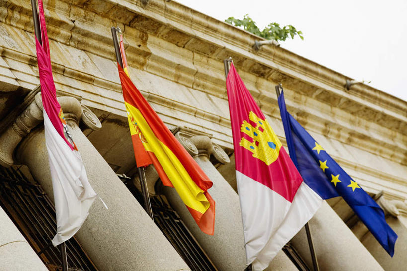 无人,高楼大厦,横图,室外,白天,仰视,度假,美景,植物,城市风光,城市,大厦,建筑,摩天大楼,旗帜,西班牙,欧洲,一排,整齐,飘扬,柱子,墙,景观,娱乐,旗子,墙壁,墙面,树,树木,排列,绿色,自然,楼宇,享受,休闲,景色,放松,生长,成长,飘逸,队列,南欧,飞扬,托莱多,西班牙王国,旌旗,旗号,托莱多省,彩图,低角度拍摄,大楼,高层建筑,高楼,摩天楼