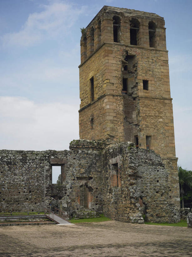 无人,教堂,竖图,室外,白天,仰视,旅游,度假,石头,名胜古迹,标志建筑,地标,建筑,巴拿马,阴影,节日,遗迹,光线,石子,影子,墙,云,云朵,首都,云彩,古迹,文化,文物,娱乐,建设,古建筑,废墟,墙壁,墙面,蓝色,白云,蓝天,天空,阳光,天,祈祷,享受,休闲,健康,旅游胜地,放松,许愿,宗教,信仰,晴朗,纪念,祈求,中美洲,基督教,天主教,美洲,信念,古文明,亚美利加洲,巴拿马城,巴拿马共和国,平安,石块,晴空,彩图,低角度拍摄,大教堂,礼拜堂