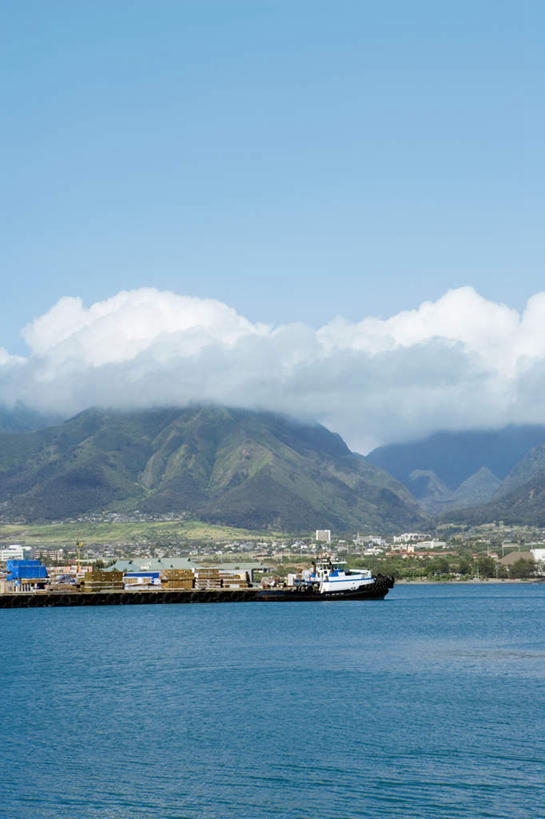 无人,码头,竖图,室外,白天,正面,旅游,度假,海浪,海洋,石头,美景,森林,沙滩,山,山脉,树林,植物,港口,一排,阴影,整齐,光线,沙子,石子,影子,海岸,景观,浪花,山顶,山峰,云,云朵,集装箱,沙地,山峦,云彩,娱乐,货柜,树,树木,排列,蓝色,绿色,白云,蓝天,天空,阳光,自然,海水,箱子,群山,天,享受,休闲,景色,放松,运输,生长,晴朗,成长,队列,自然风光,海景,物流,沉积岩,颠峰,极峰,水成岩,大海,风浪,海,海水的波动,海滩,近岸浪,石块,岩石,涌浪,晴空,彩图,摆渡口,埠头,渡口,渡头,港湾,海港,货运码头,口岸,商港