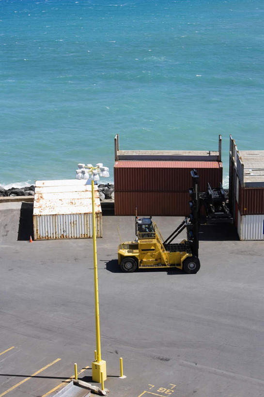 无人,码头,搬运,竖图,俯视,室外,白天,技术,海浪,海洋,港口,路灯,照明,阴影,光线,影子,浪花,灯光,集装箱,货柜,车,灯,阳光,海水,箱子,交通工具,机械,工程车,工业,运输,照亮,工程,叉车,照明设备,载具,海景,物流,交通运输,工作车,大海,风浪,海,海水的波动,近岸浪,涌浪,彩图,高角度拍摄,摆渡口,埠头,渡口,渡头,港湾,海港,货运码头,口岸,商港