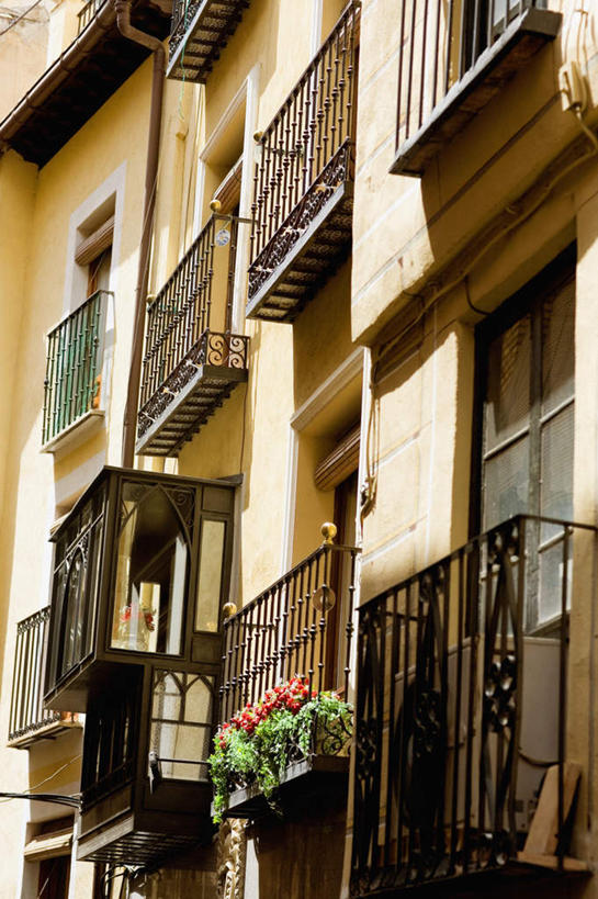 无人,家,栏杆,露台,竖图,室外,白天,仰视,度假,美景,窗户,阳台,城市风光,城市,西班牙,欧洲,房屋,墙,屋子,景观,公寓,围栏,娱乐,洋房,护栏,楼房,玻璃窗,墙壁,墙面,住宅,享受,休闲,景色,放松,南欧,托莱多,西班牙王国,托莱多省,彩图,低角度拍摄,房子,露天阳台