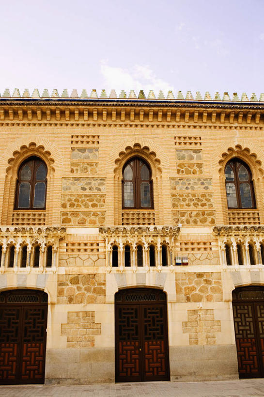 无人,家,栏杆,露台,竖图,室外,白天,仰视,度假,美景,窗户,阳台,城市风光,城市,西班牙,欧洲,一排,阴影,整齐,光线,影子,房屋,墙,屋子,景观,公寓,围栏,娱乐,洋房,护栏,楼房,玻璃窗,墙壁,墙面,住宅,排列,蓝色,蓝天,天空,阳光,天,享受,休闲,景色,放松,晴朗,队列,南欧,万里无云,托莱多,西班牙王国,托莱多省,晴空,晴空万里,彩图,低角度拍摄,房子,露天阳台