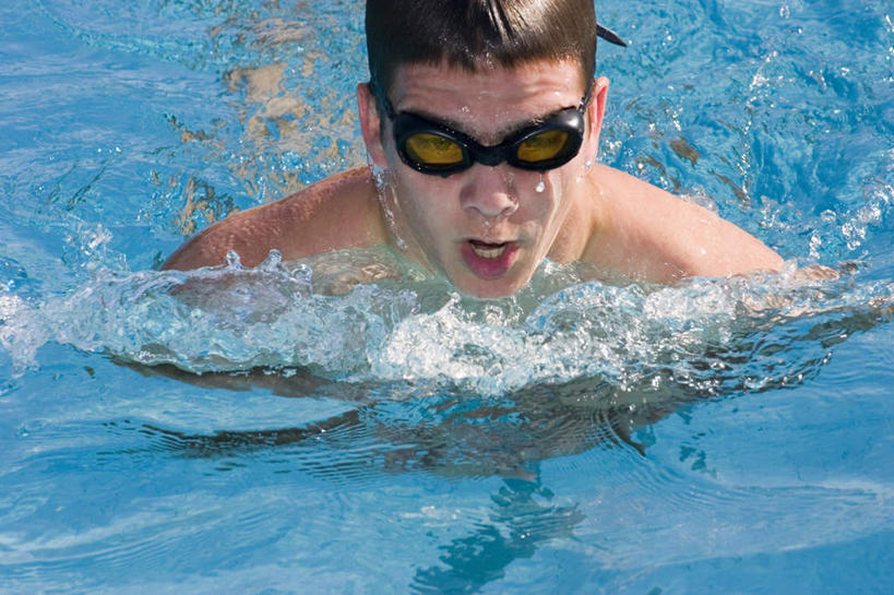 游泳,西方人,一个人,体育馆,游泳池,横图,室外,白天,正面,锻炼,旅游,度假,运动,水,欧洲,欧洲人,仅一个男性,仅一个人,飞溅,溅,眼镜,液体,泳镜,水池,水滴,水面,注视,娱乐,泳池,水珠,仅一个年轻男性,游泳眼镜,观察,看,张嘴,享受,休闲,放松,观看,察看,游泳馆,关注,喷洒,室外运动,户外运动,张大嘴巴,泅水,拍浮,男人,男性,年轻男性,白种人,张开嘴,半身,彩图,健身