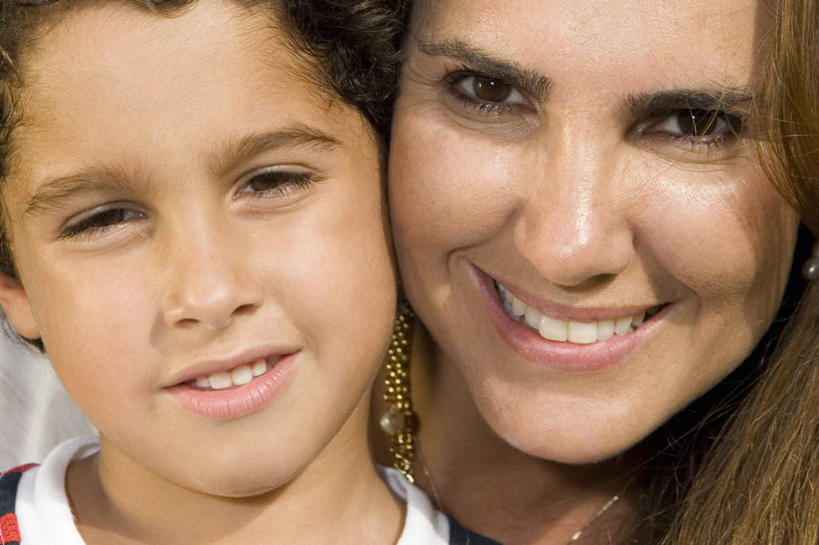 西方人,儿童,中年人,脸,头,脸颊,两个人,家庭,母亲,儿子,笑,微笑,露齿笑,横图,室外,白天,正面,纯洁,项链,欧洲,欧洲人,服装,依偎,注视,休闲装,装饰品,小孩,衣服,饰品,首饰,观察,看,靠,靠着,倚靠,休闲,温暖,温馨,母子,一家人,休闲服,可爱,母爱,童年,童趣,服饰,观看,和睦,察看,倚着,关注,童真,烂漫,无邪,依附,依赖,投靠,天真,男孩,女人,女性,中年女性,白种人,孩子,头部,脸部,脸蛋,面部,半身,彩图,融洽,男生