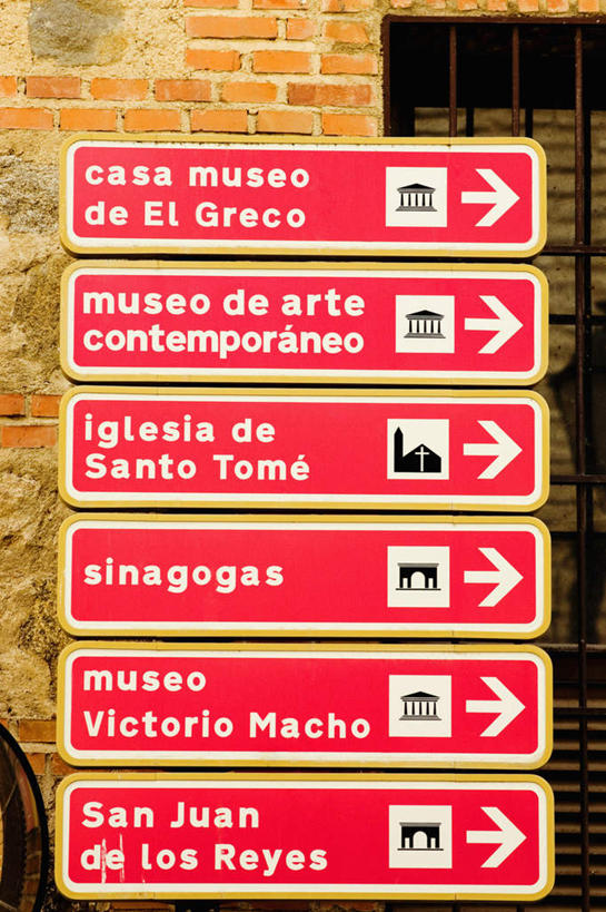 无人,家,竖图,室外,特写,白天,正面,度假,石头,美景,城市风光,城市,西班牙,欧洲,一排,整齐,英文,标志,石子,文字,字符,字母,房屋,墙,屋子,景观,方向,娱乐,标识,楼房,箭头,墙壁,墙面,住宅,排列,红色,享受,休闲,景色,放松,英文字母,指向,队列,南欧,托莱多,西班牙王国,簇,托莱多省,石块,彩图,房子