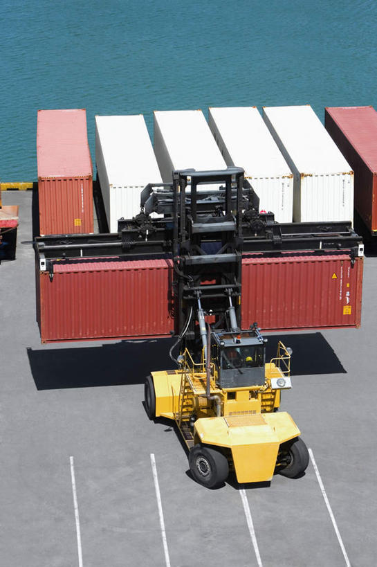 无人,码头,搬运,竖图,俯视,室外,白天,技术,岛屿,海浪,海洋,港口,夏威夷,美国,一排,阴影,整齐,光线,影子,浪花,集装箱,货柜,车,排列,阳光,海水,箱子,交通工具,机械,工程车,工业,运输,工程,叉车,北美,北美洲,队列,载具,美洲,海景,物流,夏威夷岛,夏威夷州,爱洛哈之州,北亚美利加洲,亚美利加洲,大岛,交通运输,工作车,大海,风浪,海,海水的波动,近岸浪,列岛,群岛,涌浪,诸岛,彩图,高角度拍摄,摆渡口,埠头,渡口,渡头,港湾,海港,货运码头,口岸,商港