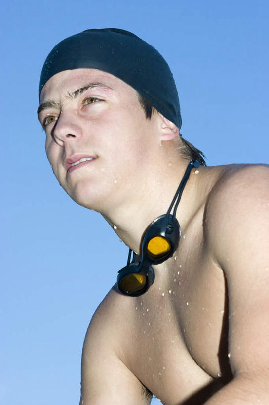 西方人,脸,头,脸颊,脖子,肌肉,健壮,一个人,站,笑,微笑,露齿笑,竖图,室外,特写,白天,仰视,锻炼,旅游,度假,运动,帽子,欧洲,欧洲人,仅一个男性,仅一个人,阴影,泳帽,光线,眼镜,影子,泳镜,注视,娱乐,裸露,肩膀,仅一个年轻男性,蓝色,蓝天,天空,阳光,游泳眼镜,天,观察,看,站着,享受,休闲,健康,放松,活力,力量,晴朗,观看,青春,察看,强壮,关注,室外运动,游泳帽,裸,户外运动,万里无云,男人,男性,年轻男性,白种人,头部,脖,颈,颈部,脸部,脸蛋,面部,晴空,晴空万里,站立,半身,彩图,低角度拍摄,健身