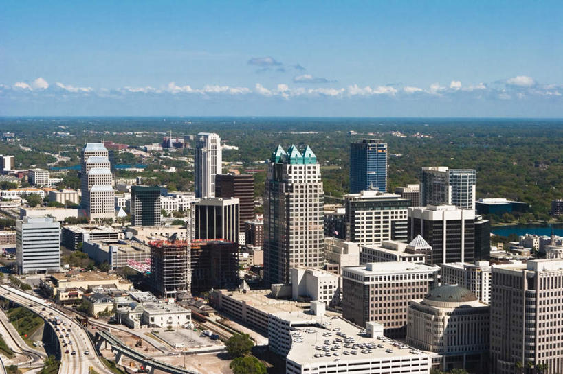 无人,家,高楼大厦,横图,俯视,航拍,室外,白天,度假,办公楼,美景,植物,城市风光,城市,大厦,道路,建筑,路,摩天大楼,写字楼,公路,美国,阴影,光线,影子,房屋,屋子,景观,云,云朵,高架,公寓,交通,云彩,娱乐,洋房,楼房,住宅,树,树木,蓝色,绿色,白云,蓝天,天空,阳光,自然,楼宇,天,享受,休闲,商务楼,景色,放松,生长,晴朗,成长,北美,北美洲,鸟瞰,美洲,高架桥,佛罗里达,高架道路,跨线桥,奥兰多,佛罗里达州,佛州,阳光州,北亚美利加洲,亚美利加洲,奥兰多市,晴空,彩图,高角度拍摄,房子,大楼,高层建筑,高楼,摩天楼