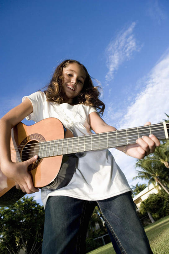 西方人,儿童,一个人,站,竖图,室外,白天,仰视,纯洁,草地,草坪,植物,欧洲,欧洲人,仅一个女性,仅一个人,握,阴影,服装,光线,影子,云,云朵,吉他,乐器,弦乐器,弹奏,拿,云彩,拿着,注视,休闲装,草,树,树木,小孩,衣服,蓝色,绿色,白云,蓝天,天空,阳光,自然,天,观察,看,站着,仅一个小孩,休闲,休闲服,可爱,童年,童趣,握着,服饰,生长,晴朗,成长,观看,察看,关注,弹拨弦鸣乐器,童真,烂漫,无邪,天真,女孩,女人,女性,白种人,孩子,晴空,站立,半身,彩图,低角度拍摄,弹拨弦乐器,女生