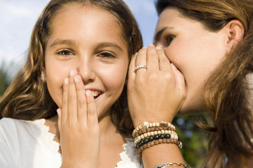 西方人,儿童,中年人,两个人,家庭,母亲,女儿,笑,说,微笑,露齿笑,横图,室外,白天,正面,爱情,讨论,纯洁,植物,欧洲,欧洲人,阴影,服装,朦胧,模糊,光线,影子,云,云朵,浪漫,云彩,注视,休闲装,装饰品,树,树木,小孩,衣服,蓝色,绿色,白云,蓝天,天空,阳光,自然,戒指,饰品,手链,首饰,天,观察,看,休闲,温暖,温馨,母女,一家人,休闲服,恩爱,可爱,母爱,童年,童趣,服饰,手镯,生长,晴朗,成长,观看,信物,和睦,察看,权利,关注,私语,密语,耳语,镯子,童真,烂漫,无邪,手饰,交流,天真,女孩,女人,女性,中年女性,白种人,孩子,晴空,沟通,讲话,交谈,商讨,说话,谈话,半身,彩图,融洽,女生