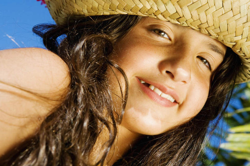 西方人,儿童,脸,头,脸颊,头发,一个人,笑,微笑,露齿笑,横图,室外,特写,白天,正面,纯洁,植物,棕榈树,帽子,叶子,欧洲,欧洲人,仅一个女性,仅一个人,阴影,光线,草帽,影子,棕色,绿叶,注视,肩膀,树,树木,小孩,蓝色,绿色,蓝天,天空,阳光,自然,天,观察,看,仅一个小孩,嫩叶,可爱,童年,童趣,生长,晴朗,成长,观看,察看,关注,童真,烂漫,无邪,棕榈叶,万里无云,天真,女孩,女人,女性,白种人,孩子,头部,长发,卷发,脸部,脸蛋,面部,叶,叶片,晴空,晴空万里,半身,彩图,女生