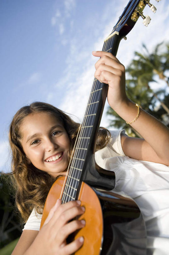 西方人,儿童,一个人,站,笑,微笑,露齿笑,竖图,室外,白天,仰视,纯洁,植物,欧洲,欧洲人,仅一个女性,仅一个人,握,阴影,服装,光线,影子,云,云朵,吉他,乐器,弦乐器,弹奏,拿,云彩,拿着,注视,休闲装,树,树木,小孩,衣服,蓝色,绿色,白云,蓝天,天空,阳光,自然,天,观察,看,站着,仅一个小孩,休闲,休闲服,可爱,童年,童趣,握着,服饰,生长,晴朗,成长,观看,察看,关注,弹拨弦鸣乐器,童真,烂漫,无邪,天真,女孩,女人,女性,白种人,孩子,晴空,站立,半身,彩图,低角度拍摄,弹拨弦乐器,女生