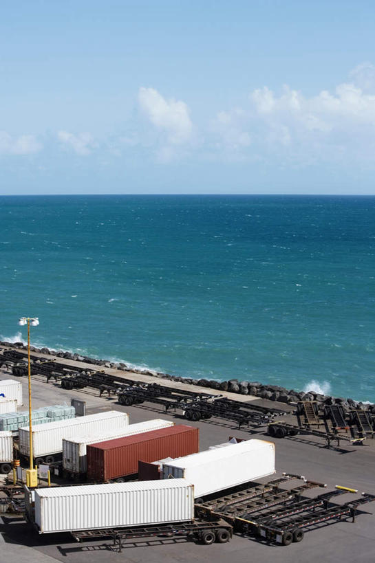 无人,码头,竖图,俯视,室外,白天,度假,海浪,海洋,美景,城市风光,城市,港口,路灯,照明,一排,阴影,整齐,并列,并排,光线,影子,景观,浪花,水平线,云,云朵,辽阔,灯光,集装箱,海平线,云彩,娱乐,货柜,灯,排列,蓝色,白云,蓝天,天空,阳光,海水,箱子,天,享受,休闲,广阔,景色,放松,运输,晴朗,一望无际,照亮,照明设备,队列,平行,海景,物流,无边无际,一马平川,大海,风浪,海,海水的波动,近岸浪,涌浪,晴空,彩图,高角度拍摄,摆渡口,埠头,渡口,渡头,港湾,海港,货运码头,口岸,商港,水天相接,水天一线