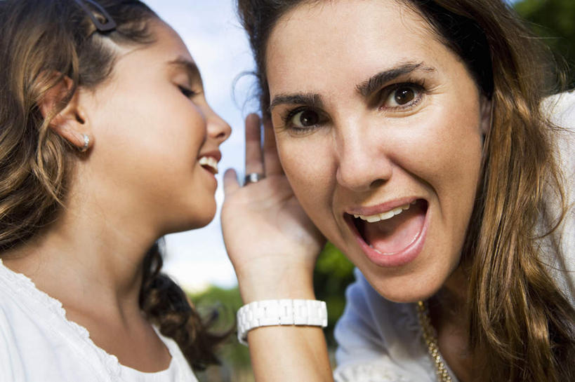 西方人,儿童,中年人,两个人,家庭,母亲,女儿,说,横图,室外,白天,正面,讨论,纯洁,植物,项链,欧洲,欧洲人,阴影,服装,惊讶,光线,影子,注视,休闲装,装饰品,树,树木,小孩,衣服,蓝色,绿色,蓝天,天空,阳光,自然,饰品,手链,首饰,天,观察,看,张嘴,休闲,温暖,温馨,母女,一家人,休闲服,可爱,母爱,童年,童趣,服饰,手镯,生长,晴朗,成长,观看,惊奇,和睦,察看,关注,私语,密语,耳语,镯子,张大嘴巴,童真,烂漫,无邪,万里无云,交流,天真,女孩,女人,女性,中年女性,白种人,孩子,晴空,晴空万里,张开嘴,沟通,讲话,交谈,商讨,说话,谈话,半身,彩图,融洽,女生