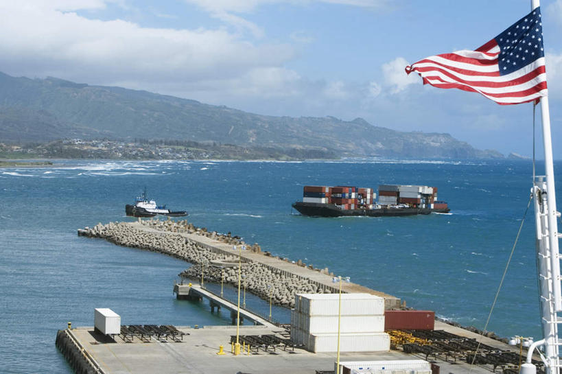 无人,码头,横图,室外,白天,正面,旅游,度假,海浪,海洋,石头,美景,沙滩,山,山脉,港口,轮船,船,旗帜,国旗,美国,阴影,光线,木板,沙子,石子,影子,海岸,景观,浪花,山顶,山峰,云,云朵,桥,木桥,沙地,山峦,云彩,娱乐,星条旗,栈桥,蓝色,白云,蓝天,天空,阳光,自然,海水,交通工具,群山,天,享受,休闲,景色,放松,美国国旗,晴朗,人行桥,木板桥,北美,北美洲,自然风光,载具,美洲,海景,沉积岩,北亚美利加洲,亚美利加洲,颠峰,极峰,水成岩,旗,大海,风浪,海,海水的波动,海滩,近岸浪,石块,岩石,涌浪,晴空,彩图,摆渡口,埠头,渡口,渡头,港湾,海港,货运码头,口岸,商港,美利坚合众国国旗