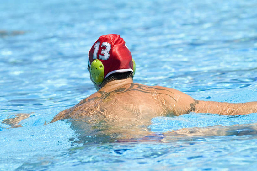 西方人,一个人,体育馆,游泳池,站,伸展双臂,横图,室外,白天,锻炼,旅游,度假,安全,运动,水,帽子,欧洲,欧洲人,仅一个男性,仅一个人,仅一个中年男性,泳帽,标志,数字,文字,字符,水池,水面,防护,娱乐,标识,泳池,背面,站着,享受,休闲,放松,阿拉伯数字,耳罩,保护,游泳馆,室外运动,游泳帽,保险,户外运动,隔音,耳套,保全,周全,安稳,安定,耳护,平安,男人,男性,中年男性,白种人,敞开双臂,伸开双臂,展开双肩,站立,张开手臂,张开双臂,半身,彩图,健身