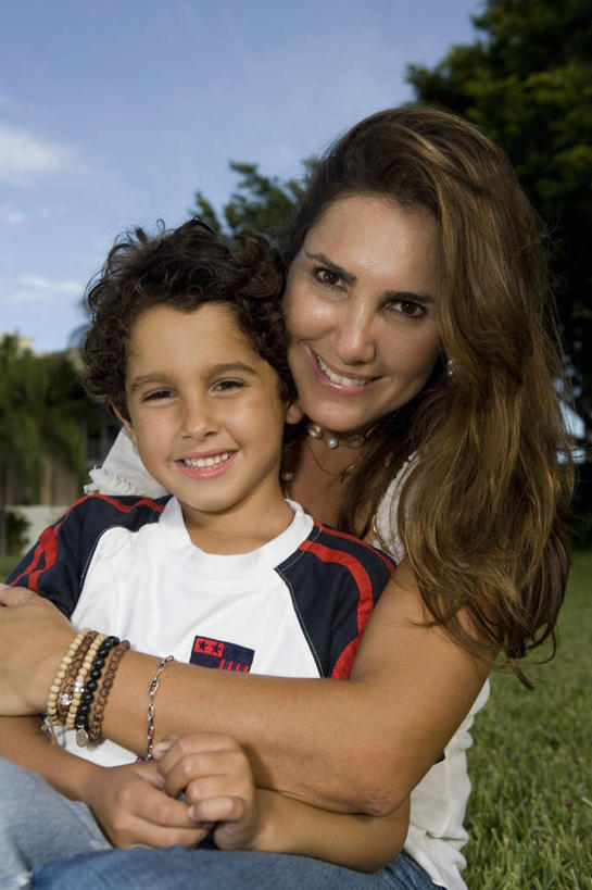 西方人,儿童,中年人,两个人,家庭,母亲,儿子,坐,抱,笑,微笑,露齿笑,竖图,室外,白天,正面,纯洁,草地,草坪,植物,欧洲,欧洲人,阴影,服装,光线,影子,云,云朵,云彩,注视,休闲装,装饰品,草,树,树木,小孩,衣服,蓝色,绿色,白云,蓝天,天空,阳光,自然,饰品,手链,首饰,天,观察,看,休闲,温暖,温馨,母子,一家人,休闲服,可爱,母爱,童年,童趣,服饰,手镯,生长,晴朗,成长,抱着,观看,和睦,察看,搂着,关注,镯子,童真,烂漫,无邪,天真,男孩,女人,女性,中年女性,白种人,孩子,晴空,怀抱,搂,搂抱,相抱,拥抱,坐着,半身,彩图,融洽,男生