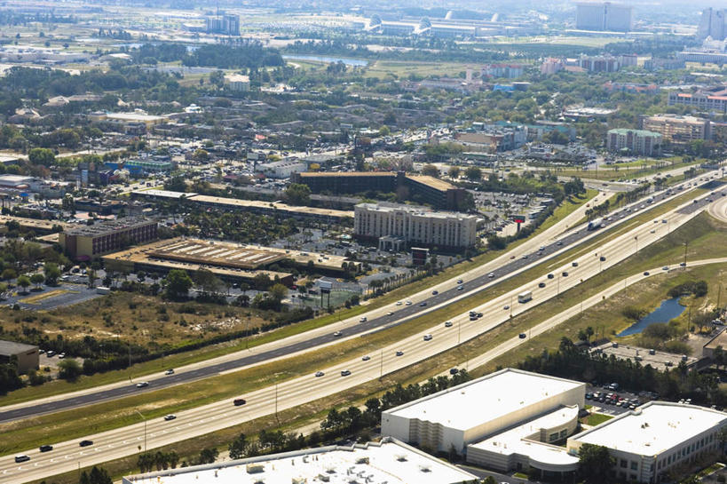 无人,家,高楼大厦,横图,俯视,航拍,室外,白天,度假,办公楼,美景,植物,城市风光,城市,大厦,道路,建筑,路,摩天大楼,写字楼,公路,汽车,美国,房屋,屋子,景观,高架,公寓,交通,娱乐,洋房,楼房,住宅,车,树,树木,绿色,自然,楼宇,交通工具,轿车,享受,休闲,商务楼,景色,放松,生长,成长,北美,北美洲,鸟瞰,载具,美洲,高架桥,佛罗里达,高架道路,跨线桥,奥兰多,佛罗里达州,佛州,阳光州,北亚美利加洲,亚美利加洲,奥兰多市,彩图,高角度拍摄,房子,大楼,高层建筑,高楼,摩天楼