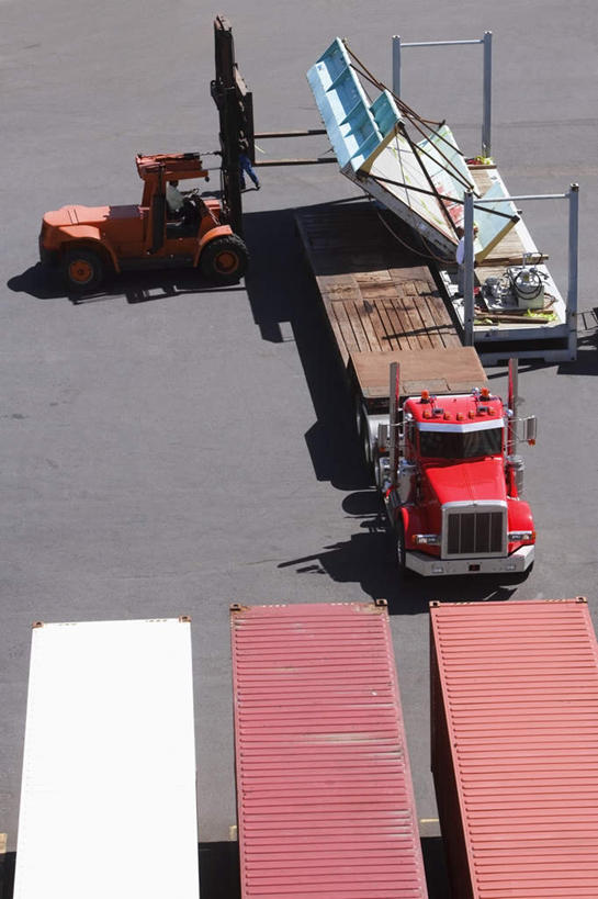 无人,码头,搬运,竖图,俯视,室外,白天,技术,港口,一排,阴影,整齐,并列,并排,光线,影子,集装箱,货柜,车,排列,阳光,箱子,交通工具,机械,工程车,工业,运输,工程,叉车,队列,载具,平行,物流,交通运输,工作车,彩图,高角度拍摄,摆渡口,埠头,渡口,渡头,港湾,海港,货运码头,口岸,商港