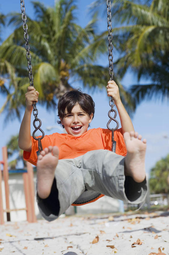 西方人,儿童,一个人,坐,笑,微笑,露齿笑,竖图,室外,白天,正面,游戏,纯洁,沙滩,植物,棕榈树,叶子,欧洲,欧洲人,仅一个男性,仅一个人,握,摇摆,阴影,服装,光线,沙子,影子,海岸,绿叶,沙地,玩,注视,休闲装,娱乐,树,树木,小孩,衣服,蓝色,绿色,蓝天,天空,阳光,自然,秋千,天,荡秋千,观察,看,仅一个小孩,休闲,休闲服,嫩叶,可爱,童年,童趣,握着,服饰,生长,晴朗,成长,观看,活动,察看,关注,摇晃,童真,烂漫,无邪,棕榈叶,万里无云,天真,男孩,男人,男性,白种人,孩子,叶,叶片,海滩,晴空,晴空万里,玩耍,嬉戏,坐着,彩图,全身,男生