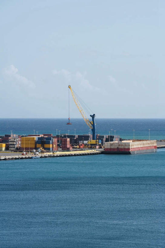 无人,码头,竖图,室外,白天,正面,度假,技术,海浪,海洋,美景,城市风光,城市,港口,建筑,阴影,光线,影子,景观,浪花,水平线,辽阔,集装箱,海平线,娱乐,设备,货柜,施工,蓝色,蓝天,天空,阳光,海水,箱子,天,享受,休闲,广阔,机械,起重机,景色,放松,运输,晴朗,一望无际,工程,海景,物流,万里无云,无边无际,一马平川,大海,风浪,海,海水的波动,近岸浪,涌浪,晴空,晴空万里,彩图,摆渡口,埠头,渡口,渡头,港湾,海港,货运码头,口岸,商港,水天相接,水天一线