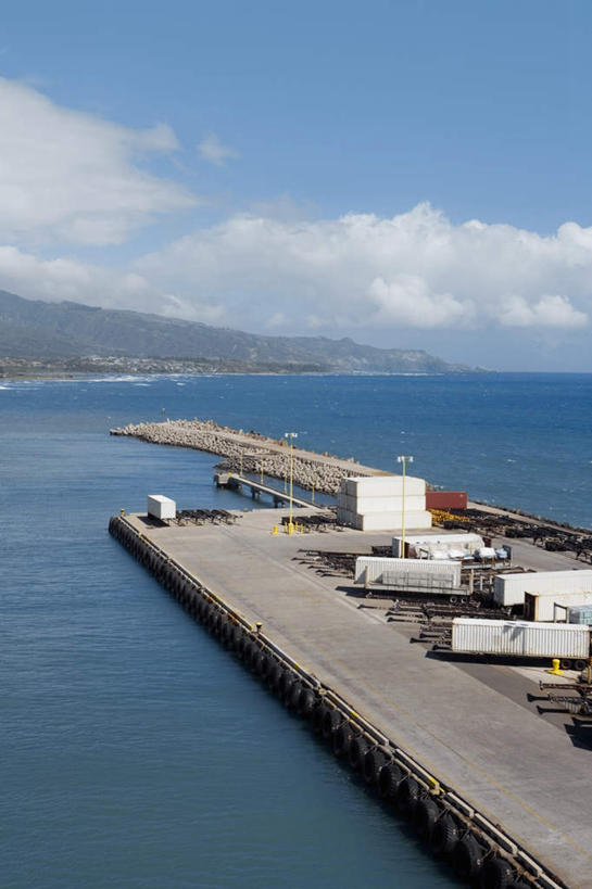 无人,码头,竖图,室外,白天,正面,度假,海浪,海洋,石头,美景,山,山脉,城市风光,城市,港口,阴影,光线,石子,影子,景观,浪花,山顶,山峰,云,云朵,集装箱,山峦,云彩,娱乐,货柜,蓝色,白云,蓝天,天空,阳光,海水,箱子,群山,天,享受,休闲,景色,放松,运输,晴朗,海景,物流,沉积岩,颠峰,极峰,水成岩,大海,风浪,海,海水的波动,近岸浪,石块,岩石,涌浪,晴空,彩图,摆渡口,埠头,渡口,渡头,港湾,海港,货运码头,口岸,商港