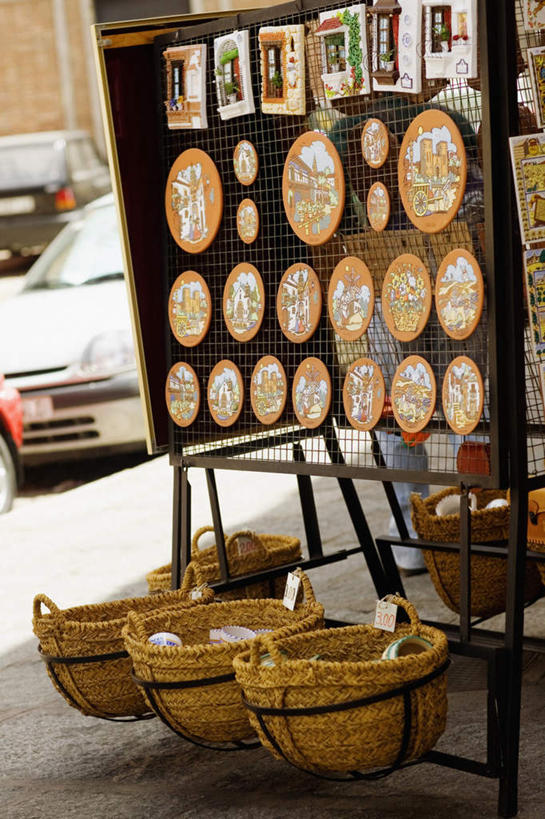 西方人,一个人,商店,站,交叉,竖图,室外,白天,正面,购物,度假,消费,美景,城市风光,城市,汽车,竹子,西班牙,欧洲,欧洲人,仅一个男性,仅一个人,一排,阴影,竹制,服装,整齐,编织,光线,篮子,影子,景观,注视,休闲装,娱乐,商铺,车,排列,仅一个年轻男性,衣服,阳光,竹篮,交通工具,轿车,观察,看,站着,享受,休闲,休闲服,景色,放松,金融,服饰,观看,竹条,交织,察看,竹制品,队列,关注,南欧,载具,选购,贸易,托莱多,西班牙王国,血拼,市肆,商号,穿插,托莱多省,男人,男性,年轻男性,白种人,站立,彩图,全身,店铺