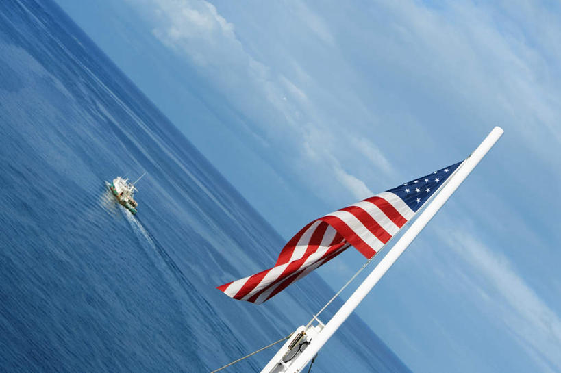 无人,横图,俯视,室外,白天,海浪,海洋,轮船,船,旗帜,国旗,美国,阴影,波纹,飞溅,溅,光线,液体,影子,浪花,水滴,水平线,云,云朵,辽阔,海平线,云彩,星条旗,水珠,蓝色,白云,蓝天,水纹,天空,阳光,海水,船尾波,交通工具,波浪,天,广阔,美国国旗,晴朗,一望无际,北美,北美洲,喷洒,载具,美洲,海景,北亚美利加洲,亚美利加洲,无边无际,一马平川,旗,大海,风浪,海,海水的波动,近岸浪,涌浪,晴空,彩图,高角度拍摄,美利坚合众国国旗,水天相接,水天一线