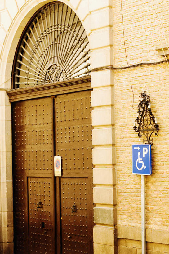 无人,家,竖图,室外,白天,正面,石头,门,指示牌,西班牙,欧洲,标志,工具,石子,文字,房屋,墙,屋子,警告,标识,楼房,墙壁,墙面,住宅,轮椅,门框,复健,康复,器械,警示,禁止,提醒,医疗设备,南欧,提示,限制,医疗器械,医疗工具,托莱多,西班牙王国,辅助设备,托莱多省,危险,石块,彩图,房子