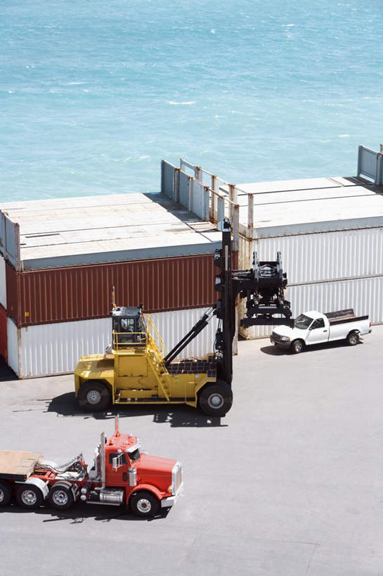 无人,码头,搬运,竖图,俯视,室外,白天,技术,海浪,海洋,港口,路灯,照明,阴影,光线,影子,浪花,灯光,集装箱,货柜,车,灯,阳光,海水,箱子,交通工具,机械,工程车,工业,运输,照亮,工程,叉车,照明设备,载具,海景,物流,交通运输,工作车,大海,风浪,海,海水的波动,近岸浪,涌浪,彩图,高角度拍摄,摆渡口,埠头,渡口,渡头,港湾,海港,货运码头,口岸,商港