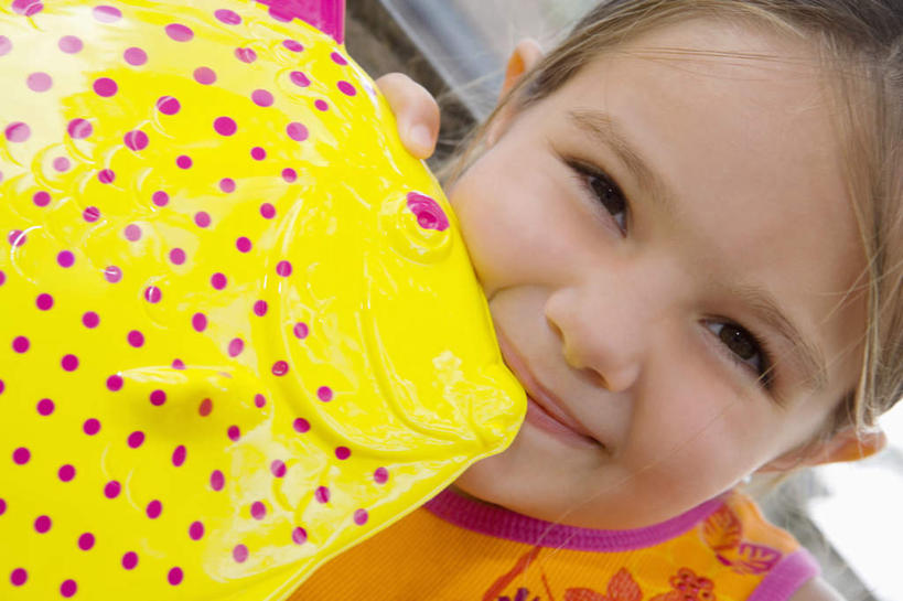 西方人,儿童,脸,头,脸颊,一个人,笑,微笑,横图,室外,特写,白天,正面,游戏,纯洁,玩具,欧洲,欧洲人,仅一个女性,仅一个人,服装,朦胧,模糊,鱼,玩,注视,休闲装,娱乐,鱼类,小孩,衣服,观察,看,仅一个小孩,休闲,休闲服,可爱,童年,童趣,益智,服饰,观看,活动,察看,发泄,关注,消遣,智力,童真,烂漫,无邪,宣泄,天真,女孩,女人,女性,白种人,孩子,头部,脸部,脸蛋,面部,玩耍,嬉戏,半身,彩图,女生