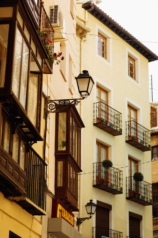 无人,家,栏杆,露台,竖图,室外,白天,仰视,度假,美景,窗户,阳台,城市风光,城市,照明,西班牙,欧洲,一排,整齐,并列,并排,壁灯,房屋,屋子,景观,公寓,围栏,灯光,娱乐,洋房,护栏,楼房,玻璃窗,住宅,灯,排列,灯具,享受,休闲,景色,放松,照亮,照明设备,队列,南欧,平行,托莱多,西班牙王国,托莱多省,彩图,低角度拍摄,房子,露天阳台