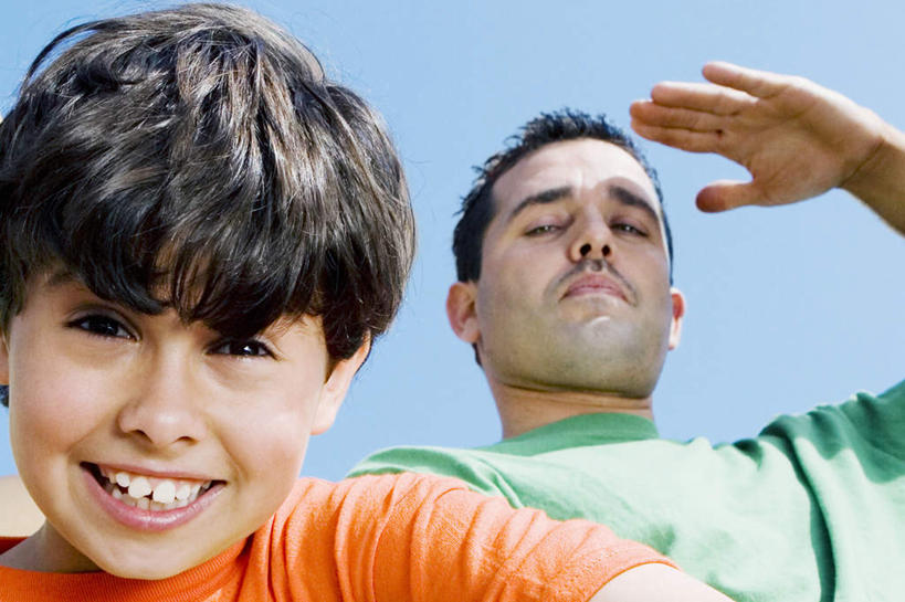 西方人,儿童,中年人,脸,头,脸颊,手,两个人,家庭,父亲,儿子,站,举,闭眼,笑,微笑,露齿笑,横图,室外,特写,白天,仰视,纯洁,欧洲,欧洲人,阴影,服装,光线,影子,注视,休闲装,小孩,衣服,蓝色,绿色,蓝天,天空,阳光,天,观察,看,托,站着,休闲,温暖,温馨,父子,一家人,手部,休闲服,橙色,父爱,可爱,童年,童趣,服饰,晴朗,观看,单手,和睦,察看,关注,童真,烂漫,无邪,万里无云,天真,男孩,男人,男性,中年男性,白种人,孩子,头部,脸部,脸蛋,面部,晴空,晴空万里,闭眼睛,闭着眼,闭着眼睛,举起,举手,举着,向上举,向上伸,向上托,站立,半身,彩图,低角度拍摄,融洽,男生