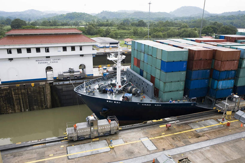 无人,家,横图,俯视,室外,白天,度假,河流,石头,美景,山,山脉,水,城市风光,城市,轮船,船,巴拿马,石子,房屋,屋子,河水,景观,山顶,山峰,水流,集装箱,山峦,娱乐,货柜,楼房,住宅,箱子,交通工具,群山,享受,休闲,景色,放松,运输,中美洲,载具,美洲,物流,沉积岩,亚美利加洲,巴拿马共和国,颠峰,极峰,巴拿马运河,水成岩,石块,岩石,彩图,高角度拍摄,房子