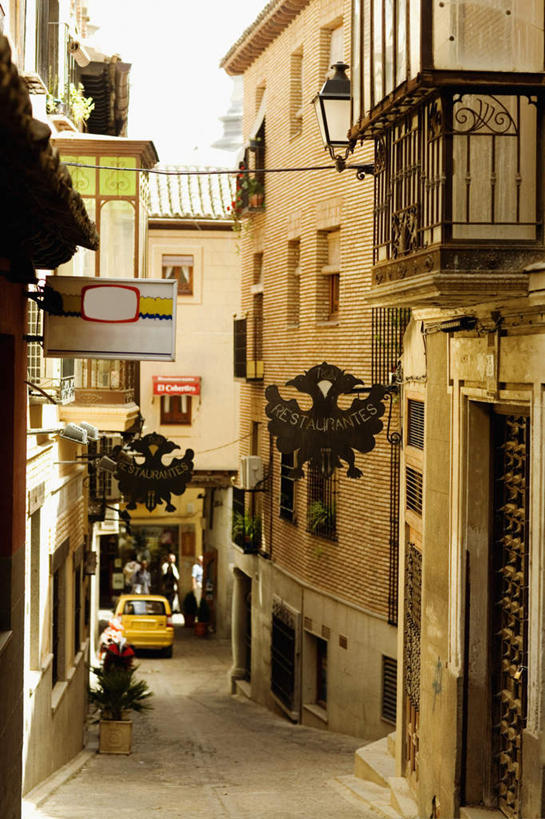 无人,家,栏杆,露台,竖图,室外,白天,正面,度假,美景,窗户,阳台,城市风光,城市,道路,路,照明,西班牙,欧洲,壁灯,房屋,墙,屋子,景观,公寓,围栏,小路,灯光,交通,娱乐,洋房,护栏,楼房,玻璃窗,墙壁,墙面,住宅,灯,灯具,享受,休闲,景色,放松,照亮,照明设备,南欧,托莱多,西班牙王国,托莱多省,彩图,房子,露天阳台