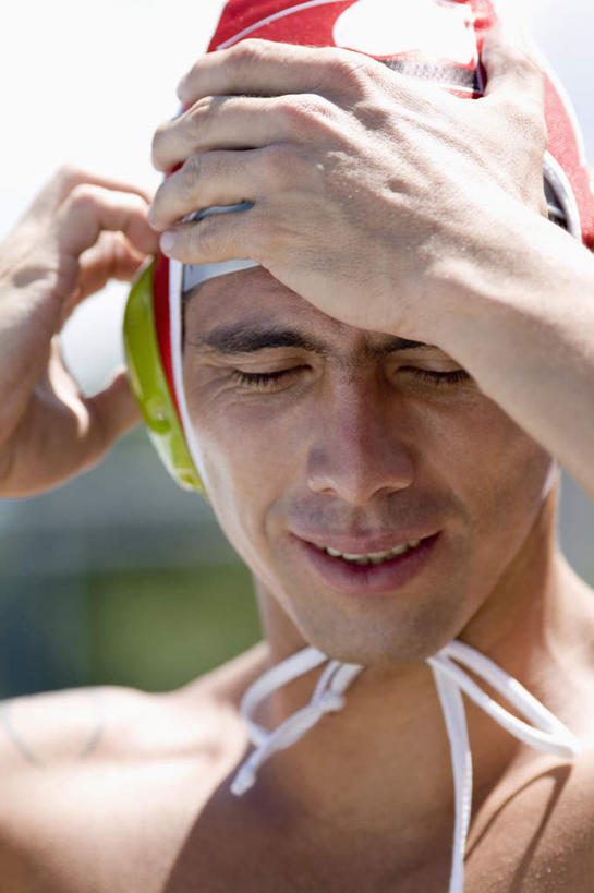 西方人,脸,头,脸颊,脖子,手,一个人,站,闭眼,竖图,室外,特写,白天,正面,锻炼,旅游,度假,失败,安全,运动,帽子,欧洲,欧洲人,仅一个男性,仅一个人,仅一个中年男性,泳帽,沮丧,朦胧,模糊,防护,娱乐,肩膀,红色,站着,享受,休闲,难受,手部,放松,无奈,耳罩,保护,单手,失望,悲伤,伤心,难过,失落,室外运动,游泳帽,保险,户外运动,隔音,耳套,颓废,挫败,受挫,落败,落空,错过,失足,失意,失策,失算,颓丧,衰颓,悲哀,懊丧,颓靡,气馁,丧气,保全,周全,安稳,安定,耳护,败北,挫折,平安,失利,男人,男性,中年男性,白种人,头部,脖,颈,颈部,脸部,脸蛋,面部,闭眼睛,闭着眼,闭着眼睛,站立,半身,彩图,健身