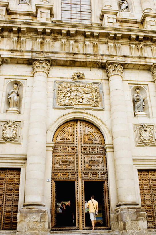 西方人,三个人,体育馆,游泳池,教堂,站,竖图,室外,白天,仰视,旅游,度假,水,窗户,标志建筑,地标,建筑,雕塑,西班牙,欧洲,欧洲人,服装,节日,艺术,装饰,雕刻,雕像,墙,水池,水面,注视,休闲装,文化,娱乐,建设,泳池,玻璃窗,墙壁,墙面,衣服,工艺品,观察,看,祈祷,站着,享受,休闲,健康,休闲服,旅游胜地,放松,许愿,宗教,服饰,信仰,观看,纪念,祈求,美术,察看,游泳馆,基督教,关注,南欧,天主教,主题,陈列,信念,托莱多,西班牙王国,功能,美学,托莱多省,平安,男人,男性,女人,女性,中年男性,中年女性,白种人,站立,彩图,低角度拍摄,全身,大教堂,礼拜堂